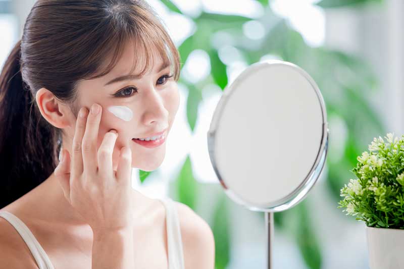 Intip Cara Tepat Reapply SPF Sunscreen yang Nyaman untuk Kulitmu 